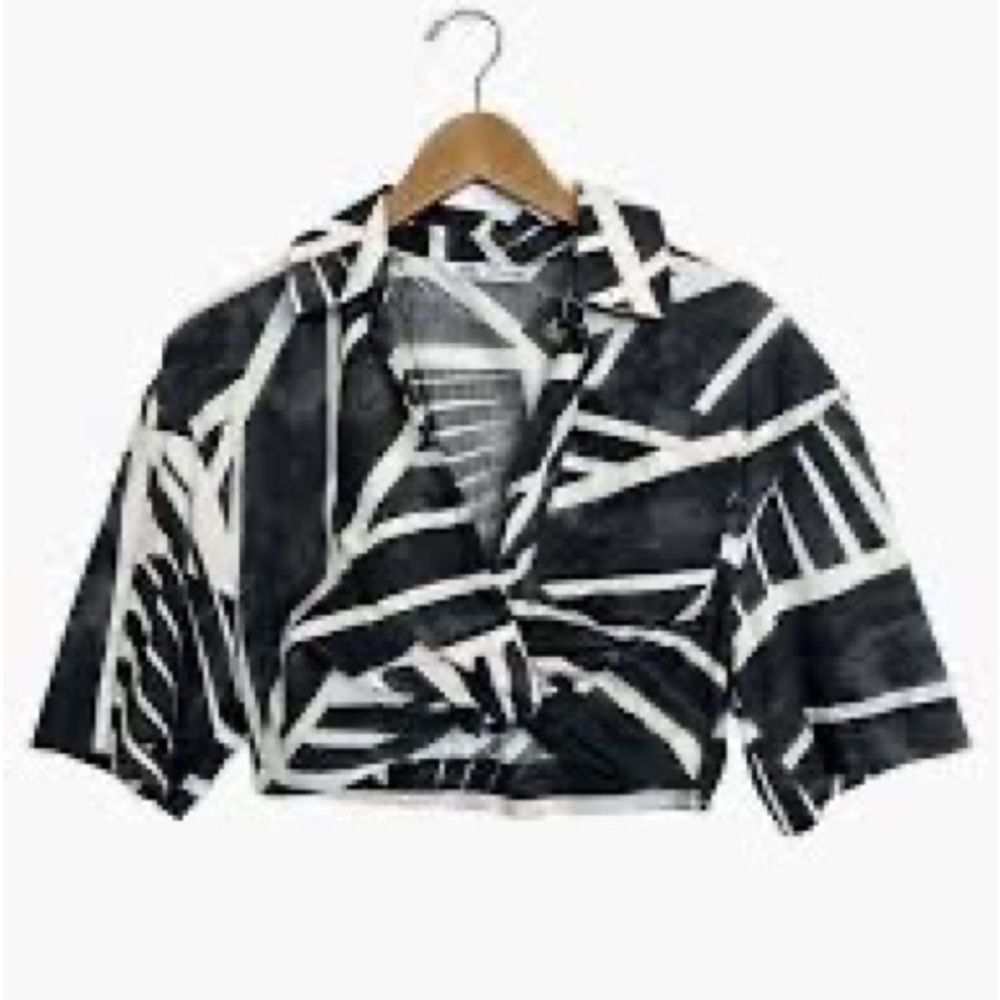 Zara
Twist Blogger Favorite Black White Cotton Geometric Print Cropped Blouse